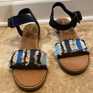 TOMS size 7 sandal
